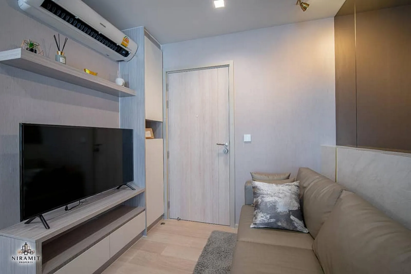 Edge Sukhumvit 23 — photo 1